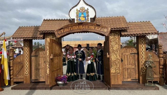 Экспозиция Ставропольского края на фестивале «Кавказские игры». На фото входная группа