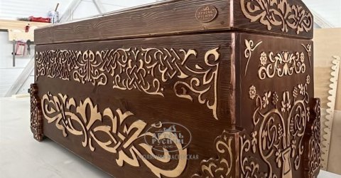 Оберег на лавке, сказка на сундуке: как предки вкладывали смысл в резные узоры деревянной мебели
