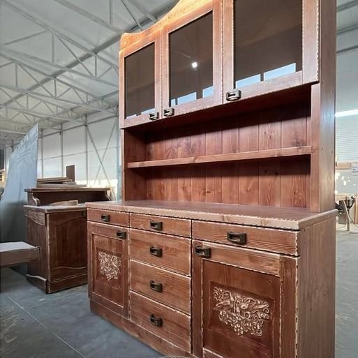 Состаренный буфет из массива дерева «Купеческий»