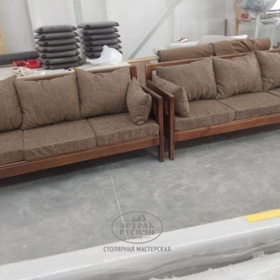 Уличный диван-скамья из массива дерева «Русский Лофт» с мягкими подушками 