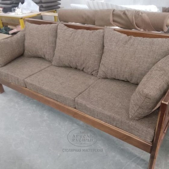 Уличный диван-скамья из массива дерева «Русский Лофт» с мягкими подушками 