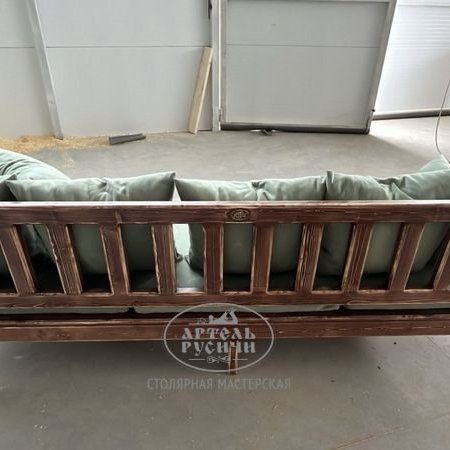 Уличный диван-скамья «Русский лофт» из массива дерева под старину с подушками