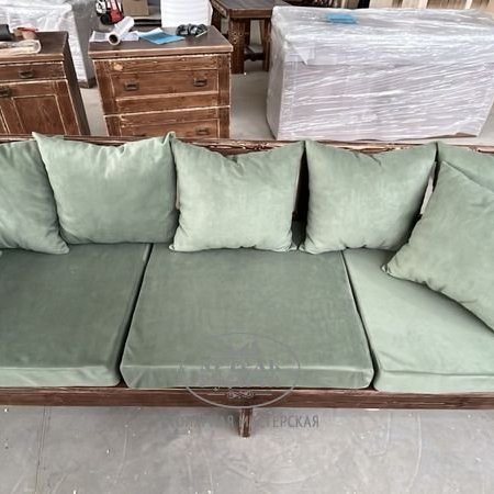 Уличный диван-скамья «Русский лофт» из массива дерева под старину с подушками