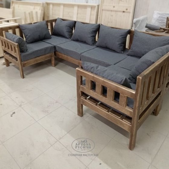 П-образный диван с мягкими подушками и журнальный столик из массива «Русский лофт» 