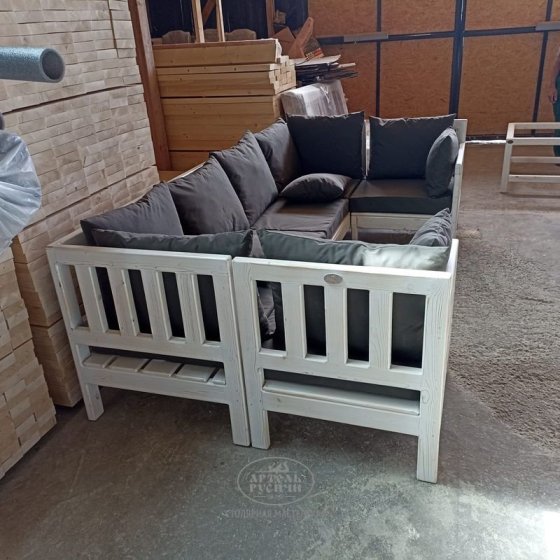 Диван П-образной формы из массива сосны с мягкими подушками для террасы 