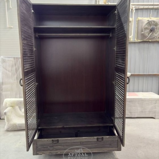 Деревянный платяной шкаф из массива сосны «Loft»