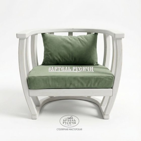 Кресло из массива дерева с мягкими подушками в стиле прованс