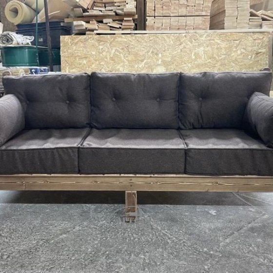 Диван-скамья из массива дерева «Суздальский» в стиле русский лофт с подушками