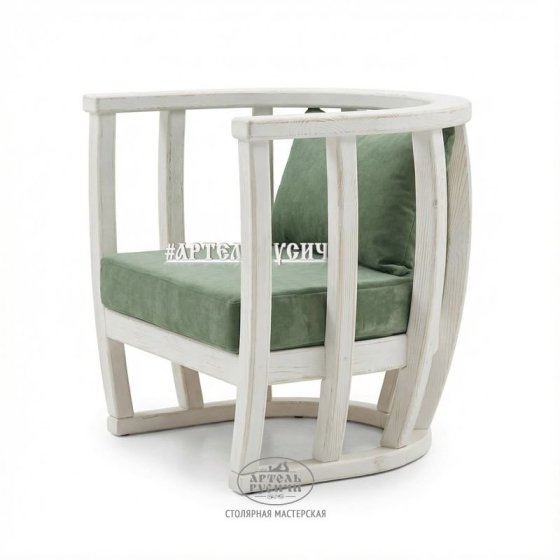 Кресло из массива дерева с мягкими подушками в стиле прованс