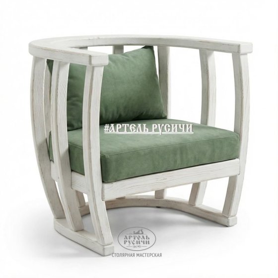 Кресло из массива дерева с мягкими подушками в стиле прованс