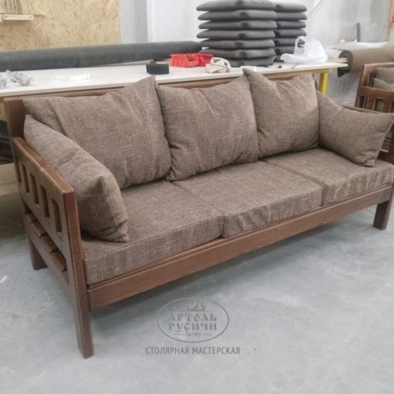 Уличный диван-скамья из массива дерева «Русский Лофт» с мягкими подушками 
