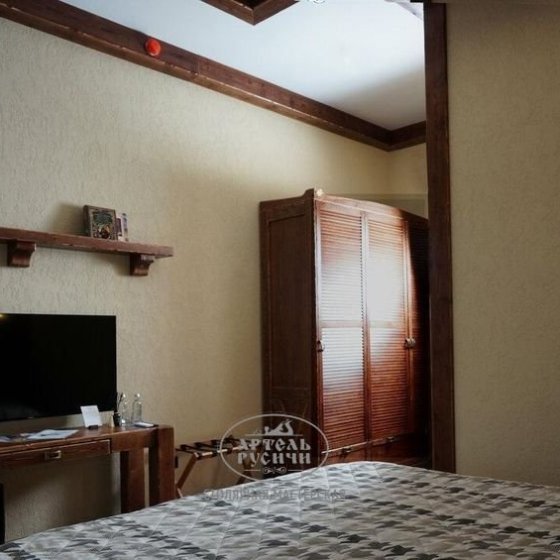 Деревянный платяной шкаф из массива сосны «Loft»