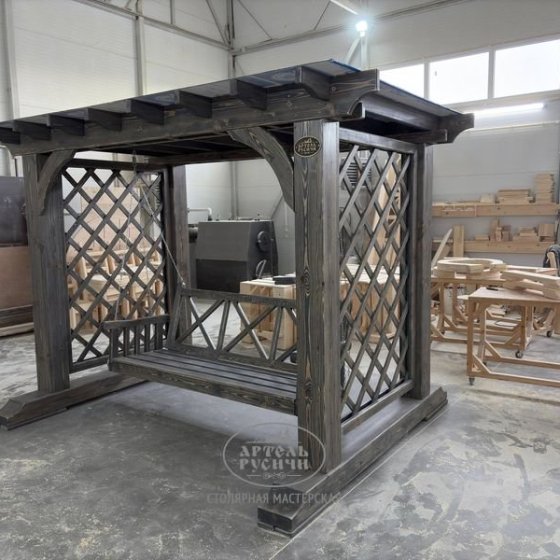 Деревянная пергола с качелями из массива северной сосны