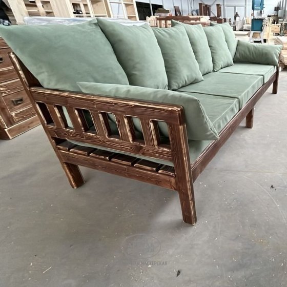 Уличный диван-скамья «Русский лофт» из массива дерева под старину с подушками