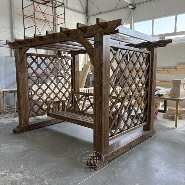 Характеристики Деревянная пергола с качелями из массива сосны