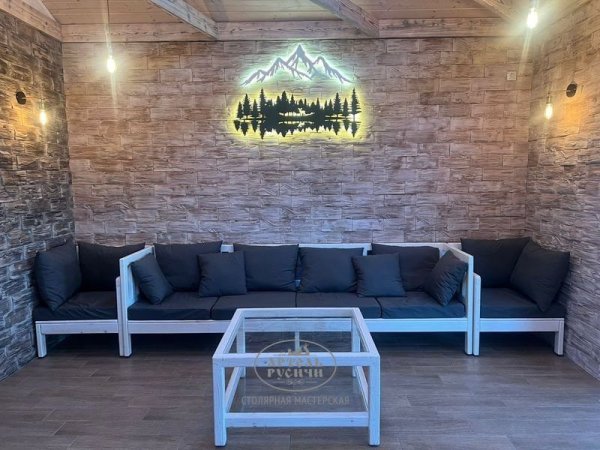 Характеристики П-образный диван из массива сосны с мягкими подушками и журнальный столик «Русский лофт»