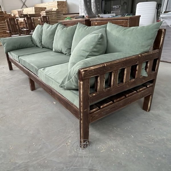 Характеристики Уличный диван-скамья «Русский лофт» из массива дерева под старину с подушками
