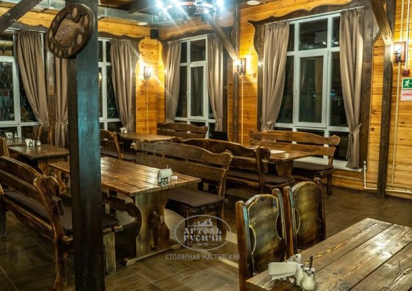 Деревянная мебель в стиле кантри в интерьере ресторана фото