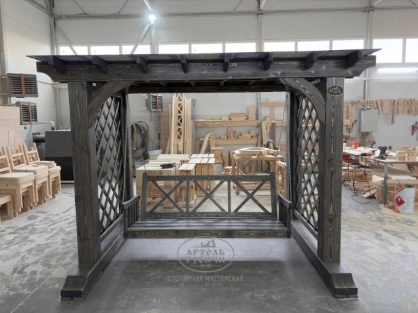 Резная надпись на диване садовых качелей