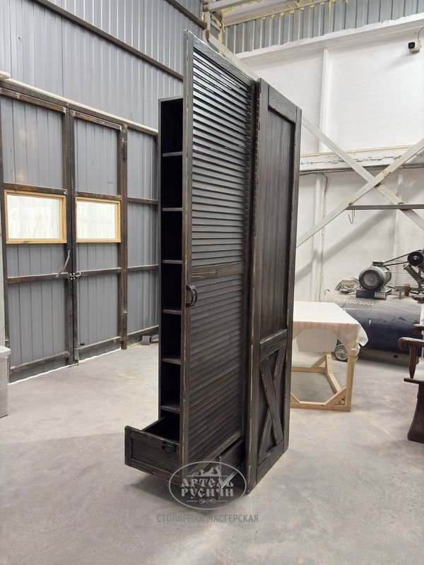 Деревянный шкаф под старину из массива сосны «Loft» вид изнутри фото