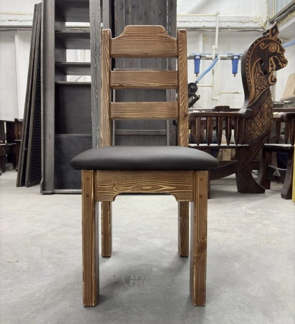 Деревянный стул под старину «Ладожский» с мягкой сидушкой фото вид прямо