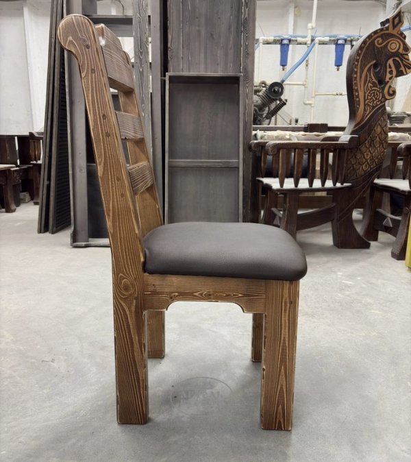 Деревянный стул под старину «Ладожский» с мягкой сидушкой фото вид сбоку