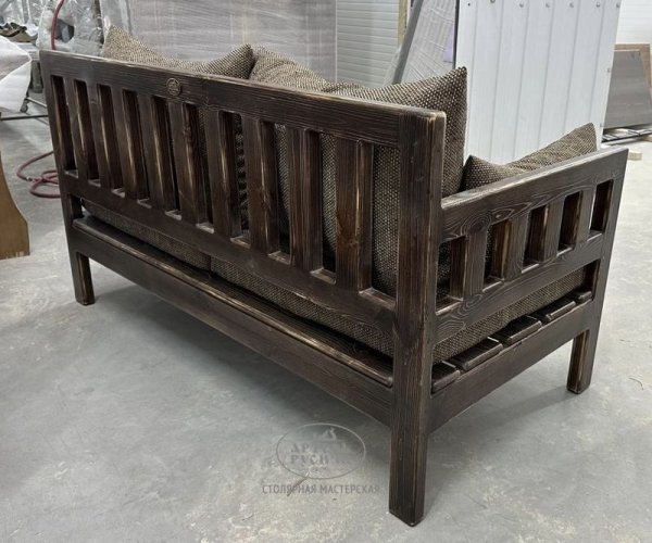 Диван-скамья для бани из массива дерева под старину с подушками фото вид сбоку