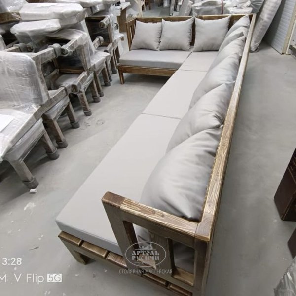 Диван-скамья из массива сосны без подлокотников с подушками «Русский лофт» для террасы