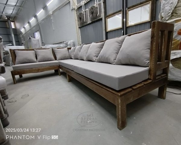 Диван-скамья из массива сосны без подлокотников с подушками фото