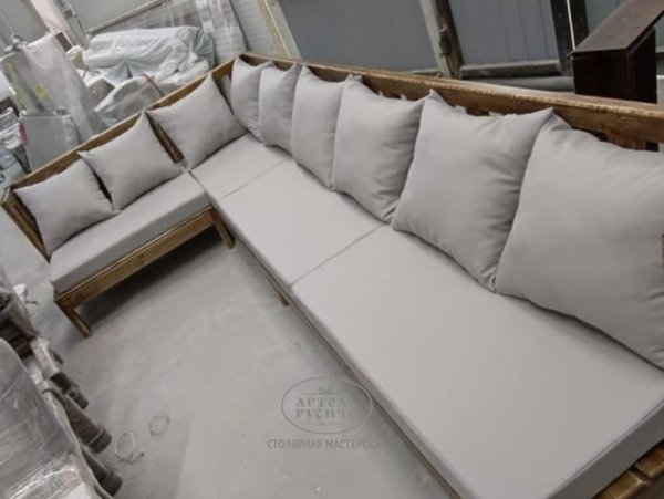 Диван-скамья из массива сосны без подлокотников с подушками для сада, бани, террасы