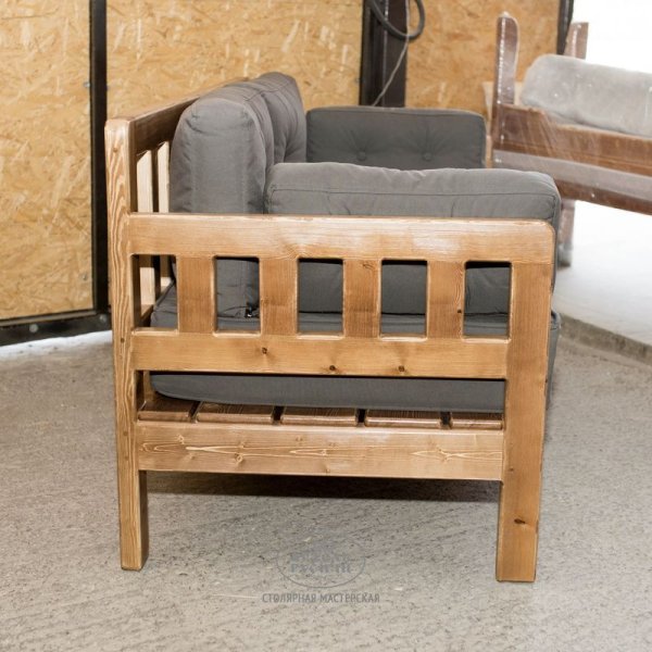 Диван-скамья из массива сосны под старину «Русский лофт» с подушками фото вид сбоку