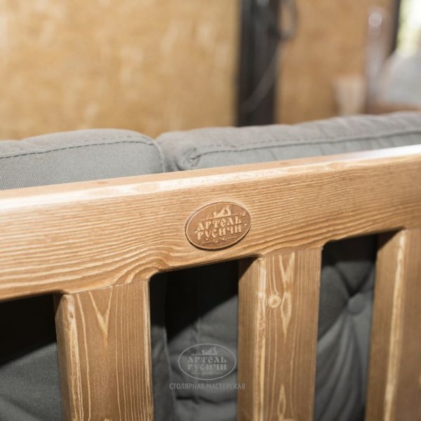 Диван-скамья из массива сосны под старину «Русский лофт» с подушками фото крупный план
