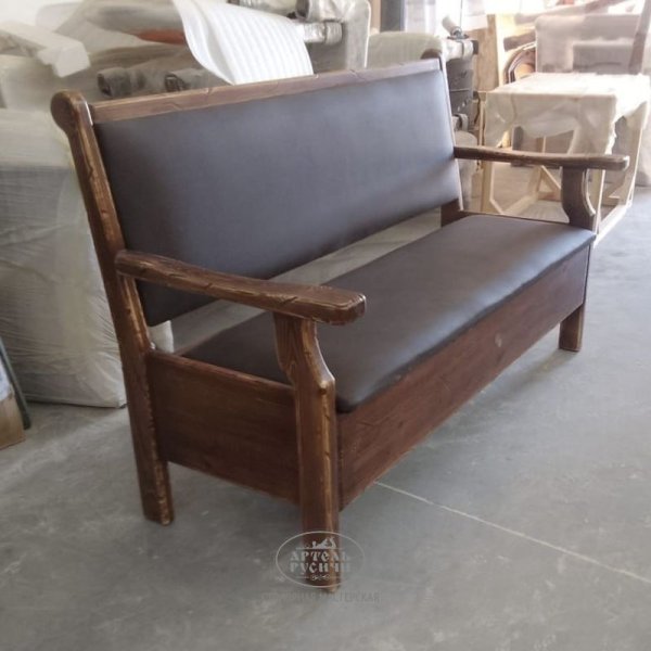 Диван-скамья из массива сосны с мягкой обивкой и местом для хранения фото вид сбоку