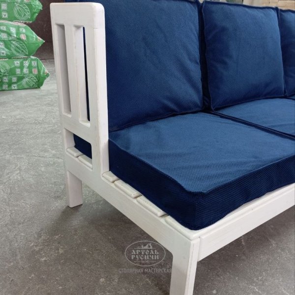 Диван-скамья «Русский лофт» из массива дерева без подлокотников с подушками фото крупный план