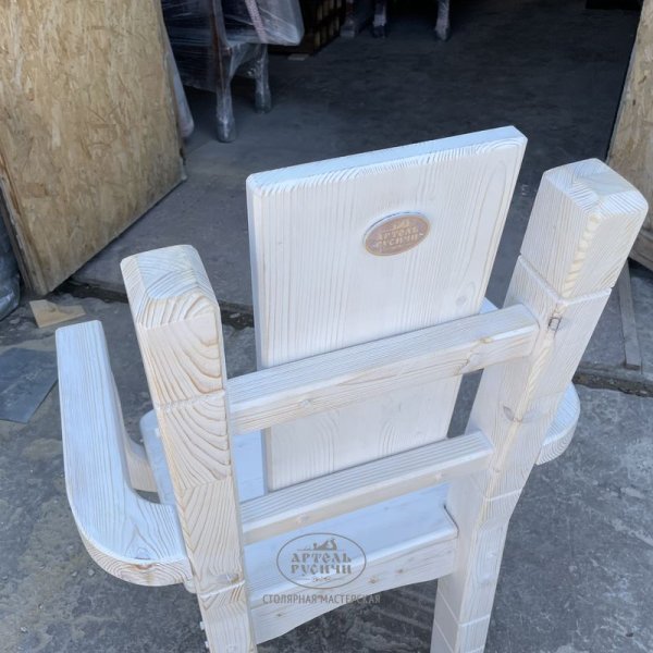 Кресло под старину из массива в винтажном белом цвете «Суздальское»