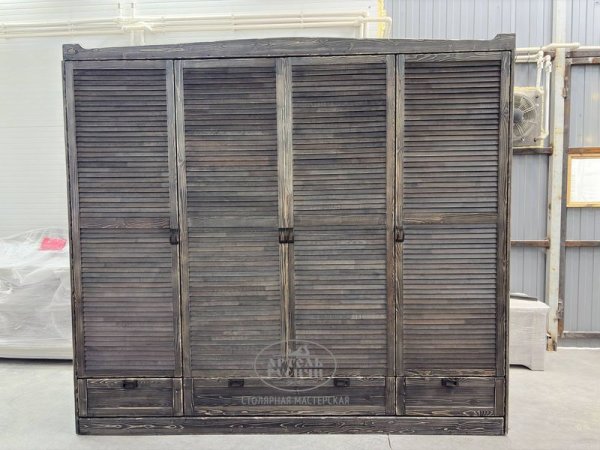 Деревянный платяной шкаф из массива сосны под старину в стиле лофт фото