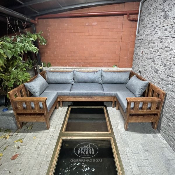 Садовый диван П-образной формы из массива дерева «Русский лофт» с мягкими подушками фото