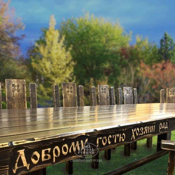 Резная надпись на торце стола из массива дерева под старину фото