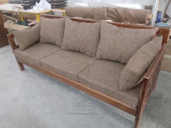 Уличный диван-скамья из массива дерева «Русский Лофт» с мягкими подушками