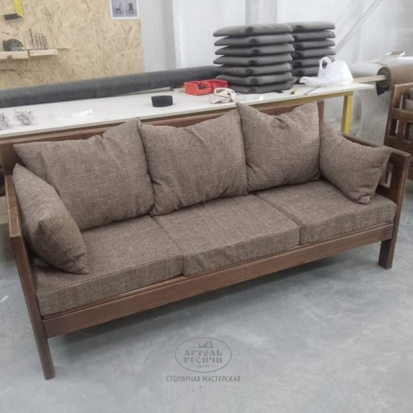 Уличный диван-скамья из массива сосны с мягкими подушками фото