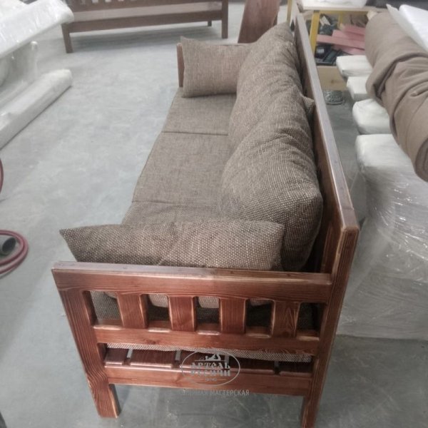 Уличный диван-скамья из массива дерева под старину с подушками фото