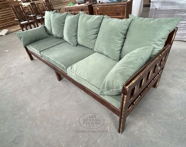 Уличный диван-скамья «Русский лофт» из массива дерева под старину с подушками