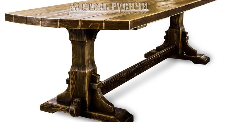 Деревянный стол и металлические стулья